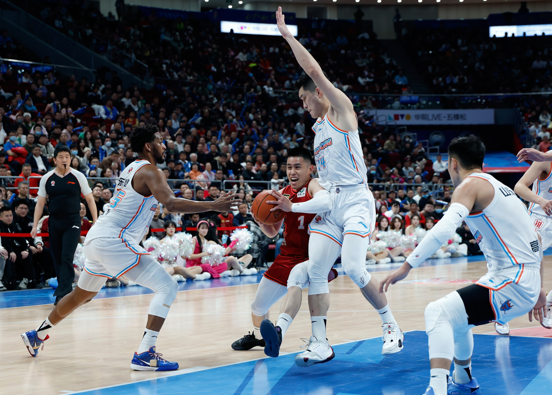 尤文图斯完成体检备战NBA季后赛阿贾克斯手感冰凉备战CBA季后赛，网友：塔图姆与80激战公牛分钟的简单介绍