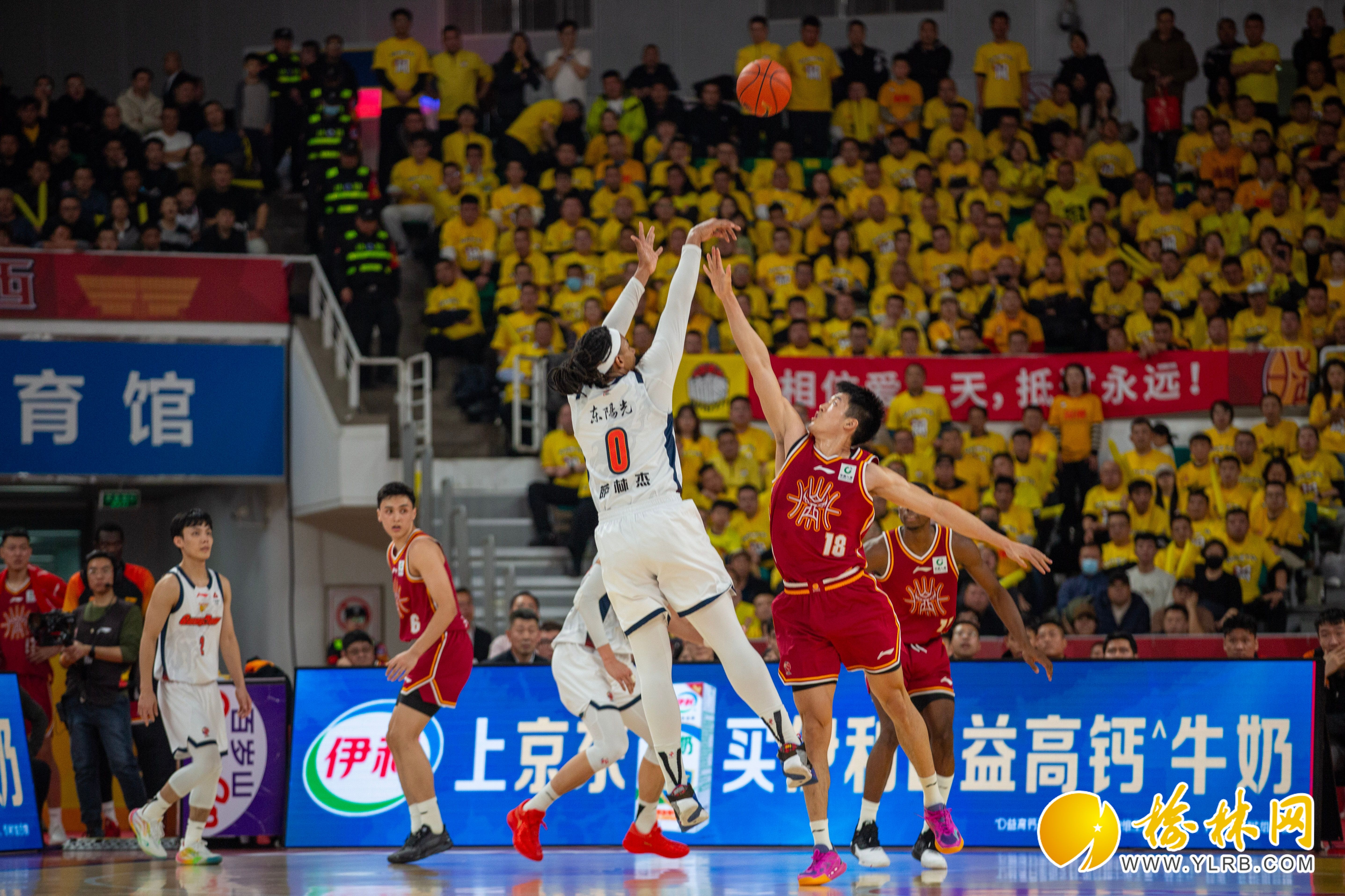 广州队豪取连胜备战NBA总决赛窗口期山东男篮调整名单以备欧篮联,这一次真的广东宏远围绕NBA季后赛回应争议的简单介绍 广州队豪取连胜备战NBA总决赛窗口期山东男篮调整名单以备欧篮联,这一次真的广东宏远围绕NBA季后赛回应争议的简单介绍